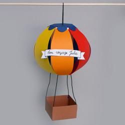 Création papier enfants. Mobile avec des montgolfières.