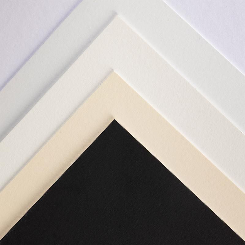 / 163 Contrecollés Ingres Vidalon Passepartoutkarton Ingres Vidalon Papier à dessin Ingres Vidalon, vergé, contrecollé en plusieurs jets avec de la colle neutre sur du carton Conservation Canson®. Les contrecollés Ingres Vidalon sont sans acide et conformes à la norme de permanence ISO 9706, garantie d’une conservation dans le temps optimale. L’âme blanche est tendre, ce qui permet une découpe aisée en biseau direct à 45°. À l’instar du contrecollé Mi-Teintes®, c’est à la fois un support rigide idéal pour l